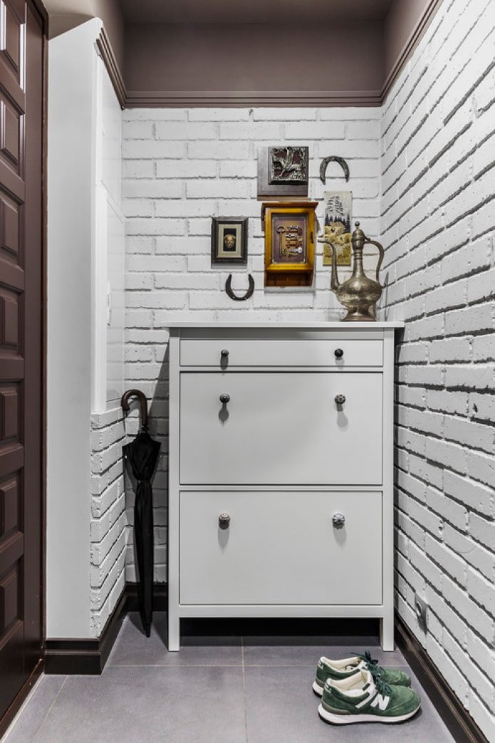 bakstenen muur in de gang