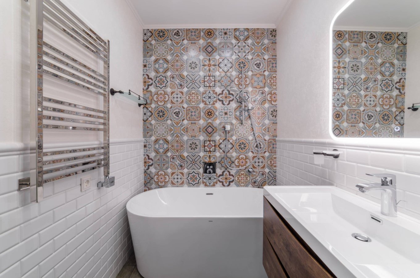 witte badkamer met paneel