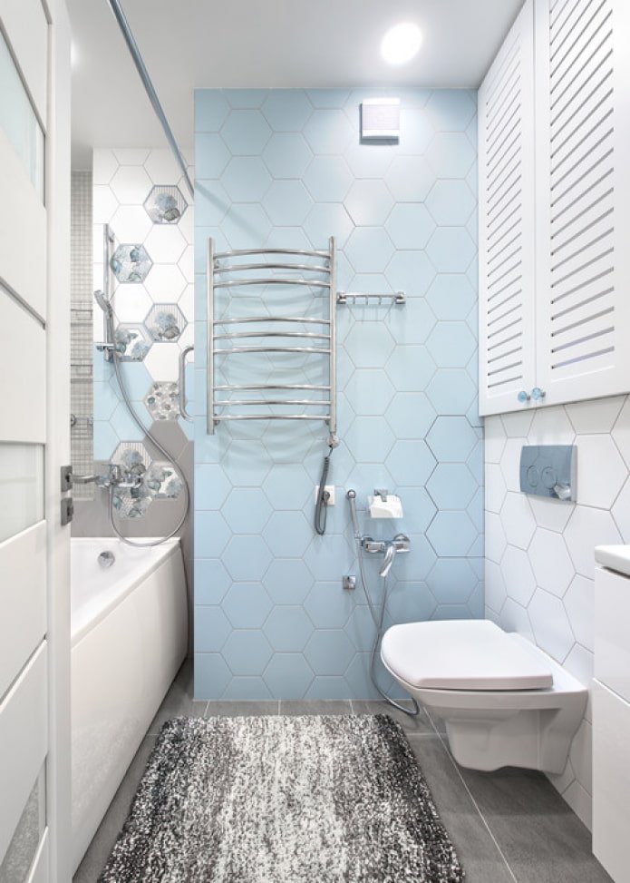 blauwe muren in de badkamer