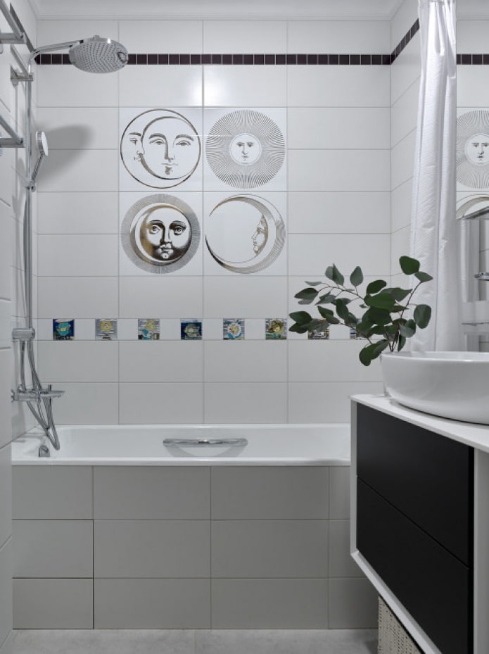 heldere tegeldecoratie in de badkamer