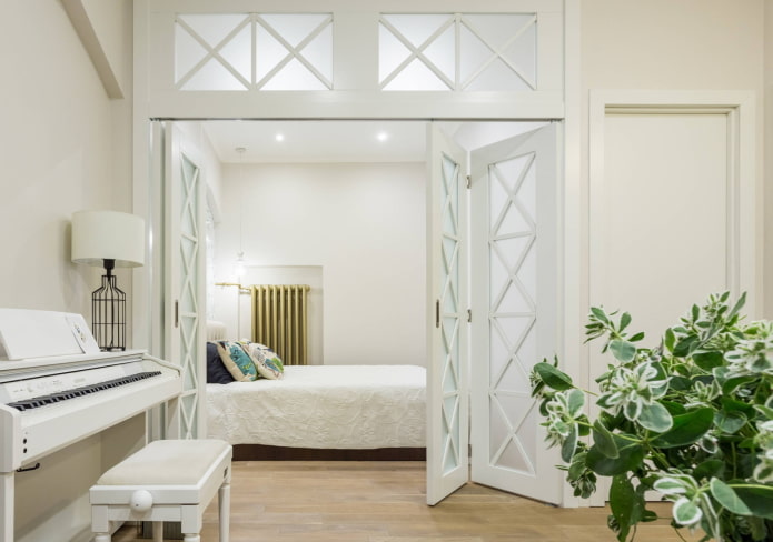 lichte harmonicadeuren in het interieur