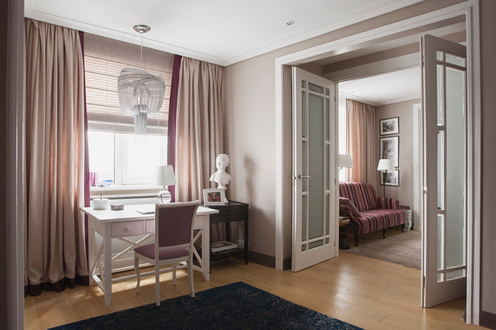 lichtgekleurde draaideuren in het interieur