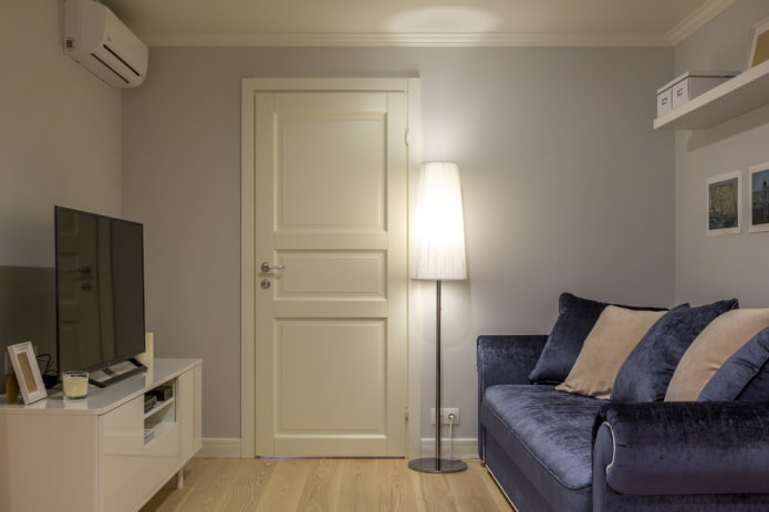 lichtgekleurde deuren in de woonkamer