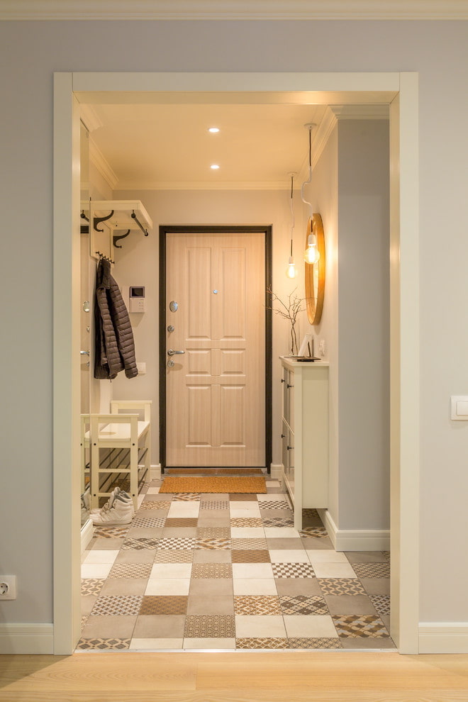 lichtgekleurde deuren in de gang