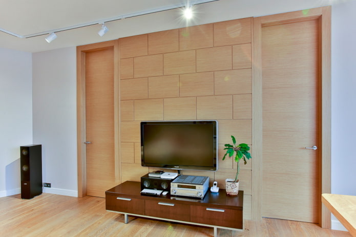 lichtbruine deuren in het interieur