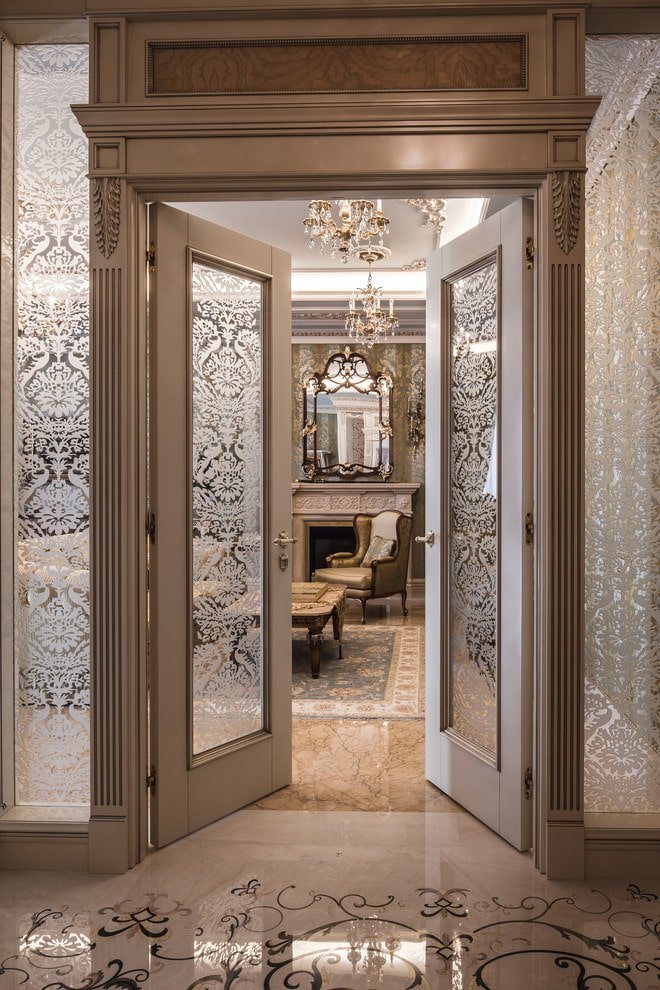 lichtgekleurde deuren met inzetstukken in het interieur