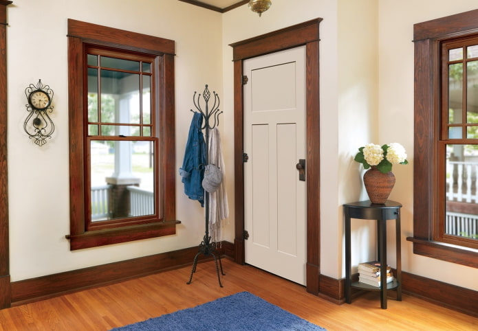 lichtgekleurde deuren in combinatie met een plint in het interieur