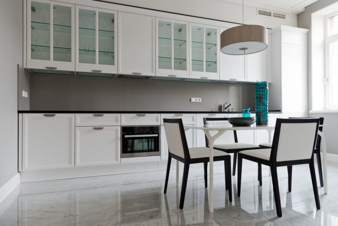 lichte tegels in het keukeninterieur