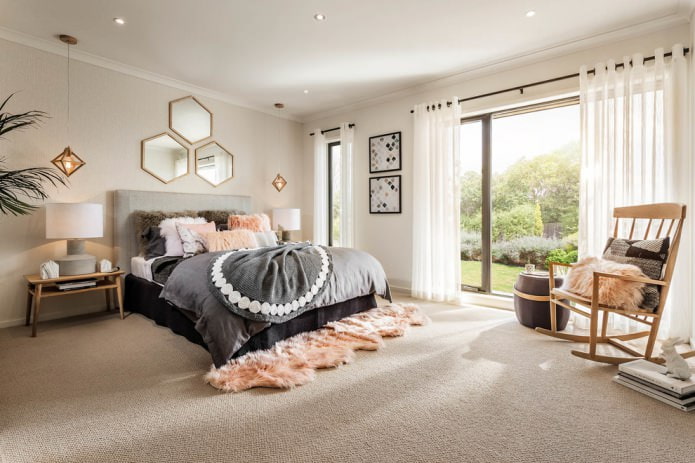 beige tapijt in de slaapkamer