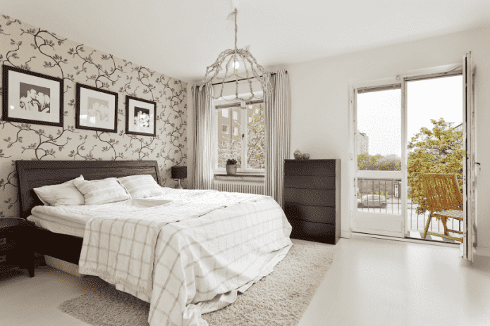 Donkere meubels en een witte vloer