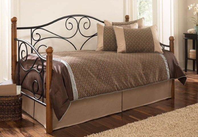 ottoman met een gesmede rugleuning in het interieur