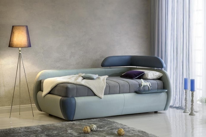 opvouwbare poef met leren bekleding aan de binnenkant