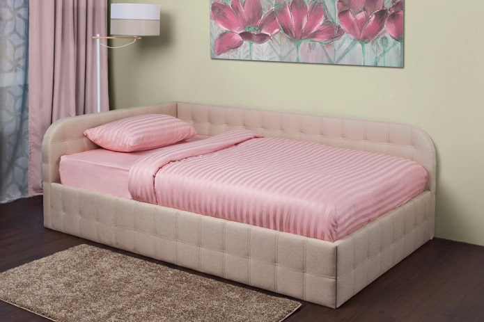 dagbed met leren bekleding in het interieur