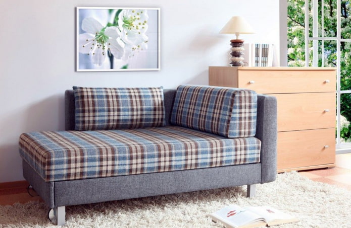 ottoman met geruite bekleding aan de binnenkant