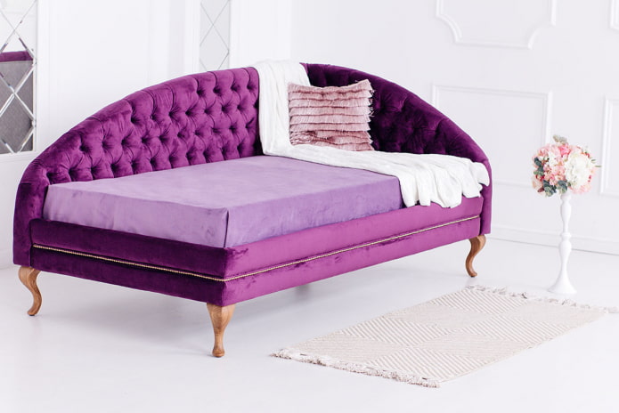 ottoman met poten in het interieur