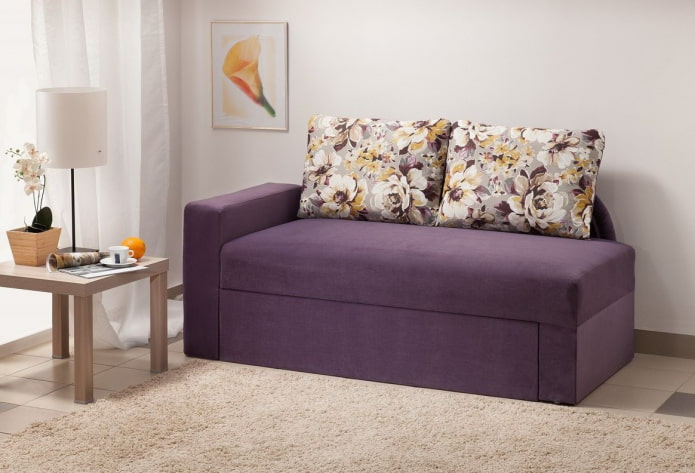 ottoman met kussens in het interieur