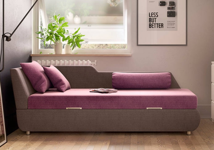 voetenbank bij het raam in het interieur