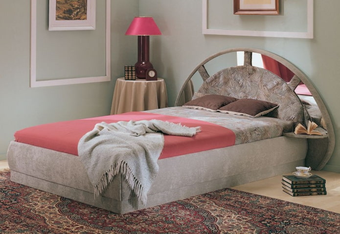 ottoman met een gespiegelde rugleuning in het interieur