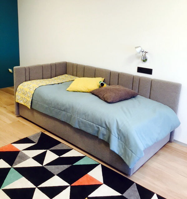 bruine ottoman in het interieur