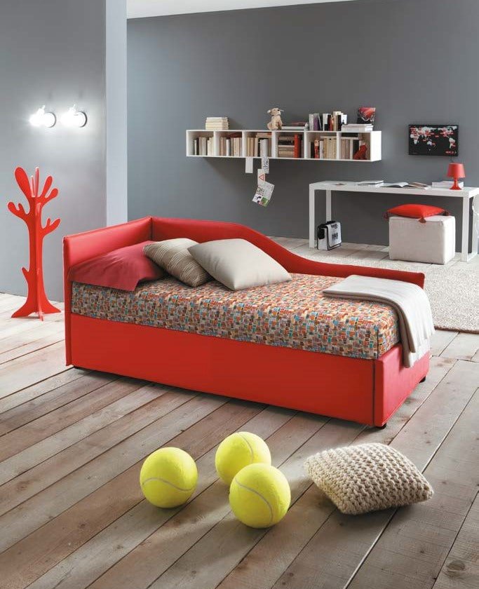 rode ottoman in het interieur