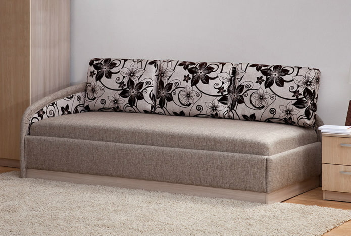 ottoman met kussens in het interieur