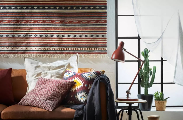 tapijt aan de muur in een modern interieur