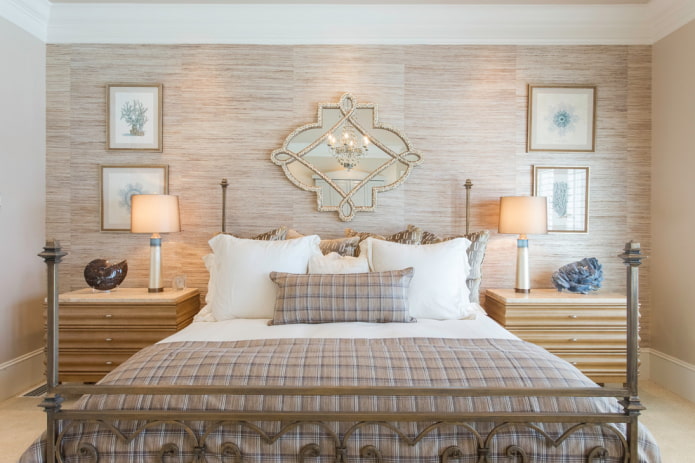 beige stoffen behang in de slaapkamer