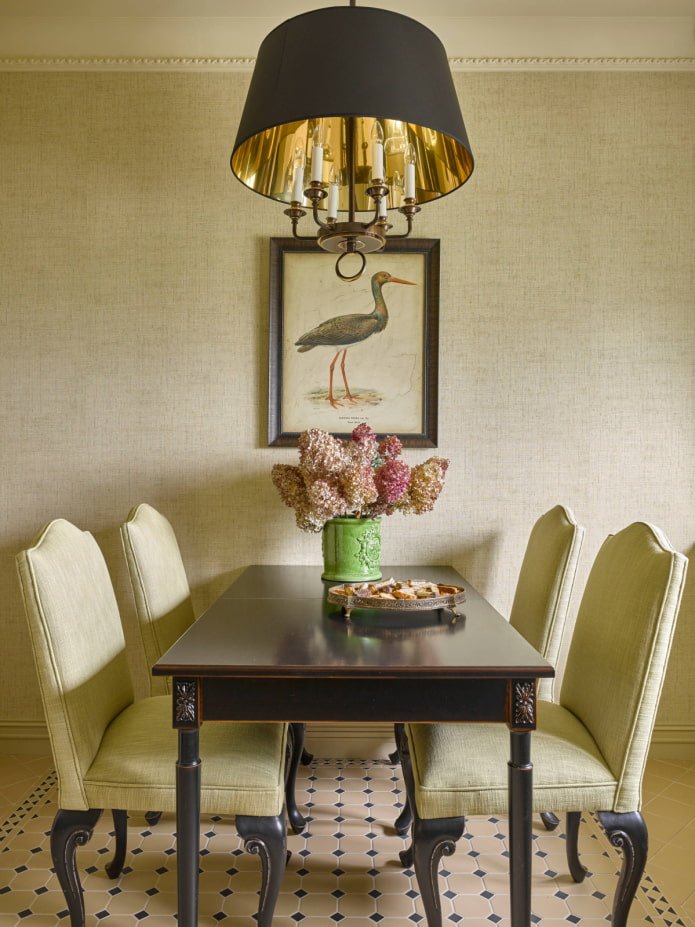 beige stoffen behang in de eetkamer