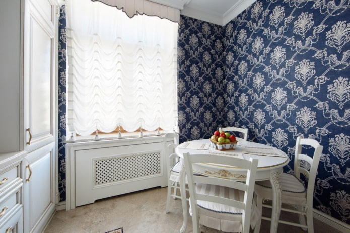 stoffen behang in het keukeninterieur