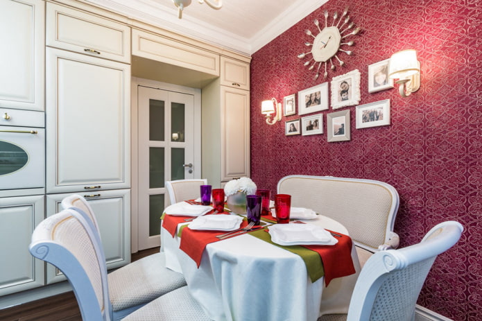 rood stoffen behang in de keuken