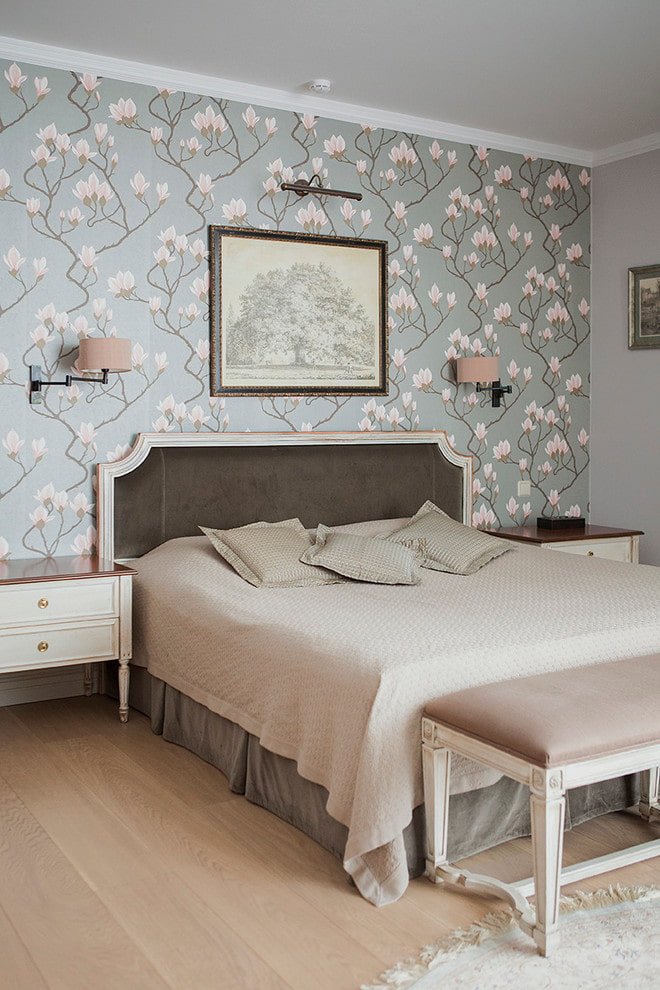 stoffen behang met bloemenpatroon in de slaapkamer