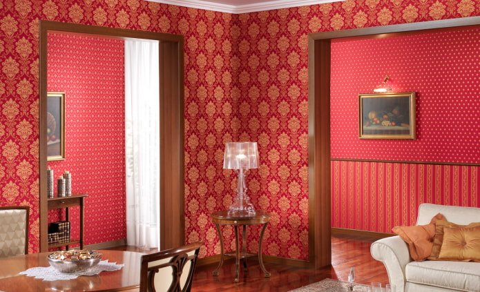 rood stoffen behang in het interieur