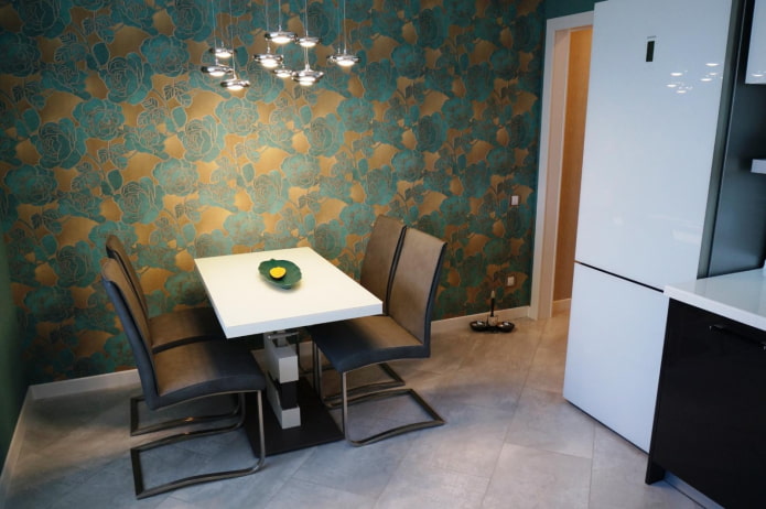 stoffen behang in het keukeninterieur