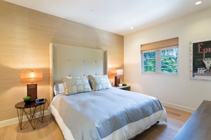 stoffen behang in het interieur van de slaapkamer