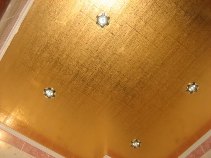 gespannen stof in goud