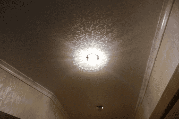 stretchstof met structuur en imitatiebrokaat