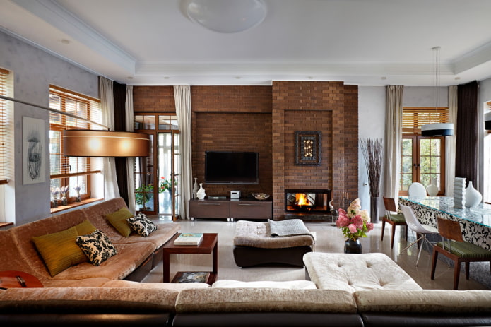 open haard onder de tv met een offset in het interieur