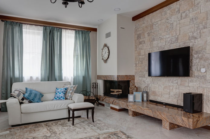 open haard onder de tv met een offset in het interieur