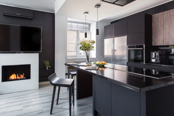 TV-paneel boven de open haard in het interieur in een moderne stijl
