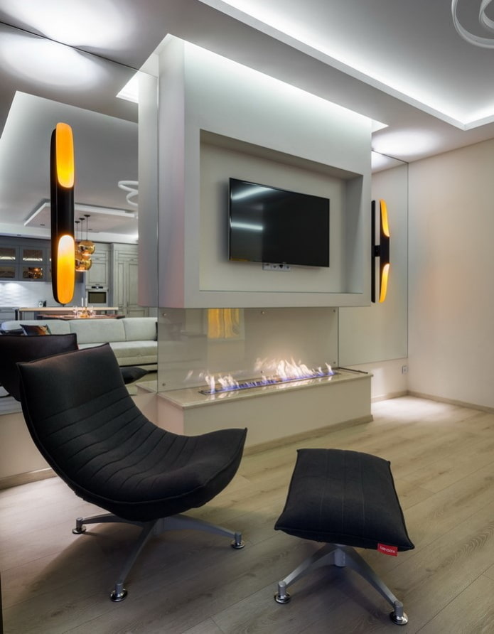 Tv-paneel boven een biohaard in het interieur