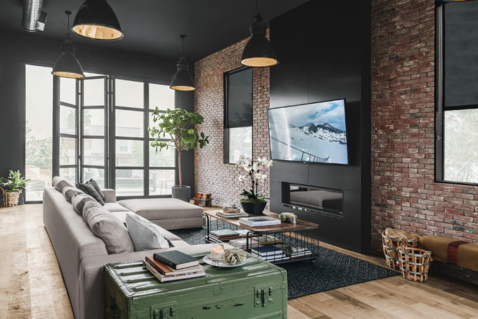 TV-paneel boven de open haard in het interieur in een loft-stijl