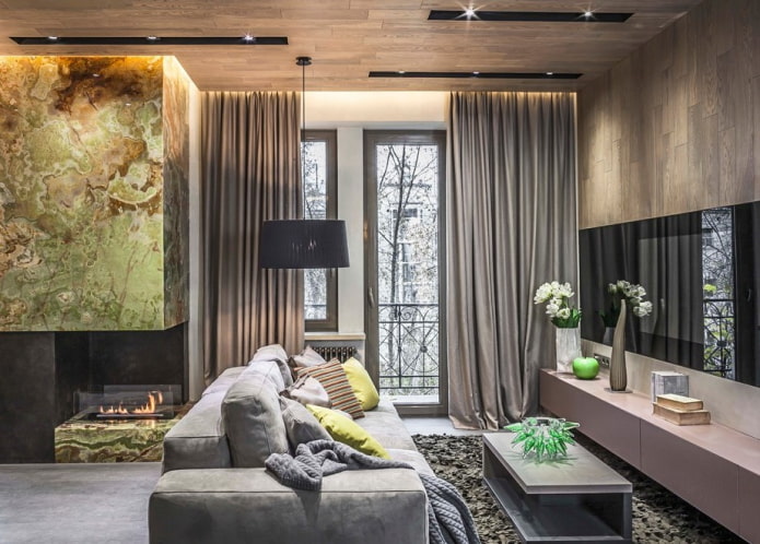 open haard en tv aan tegenoverliggende muren in het interieur