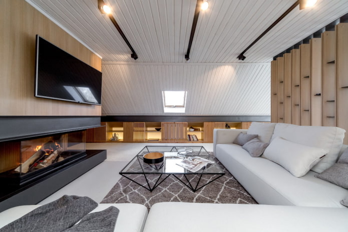 TV-paneel boven de open haard in het interieur