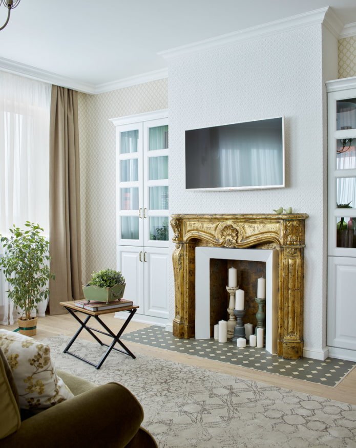 TV-paneel boven de open haard in het interieur