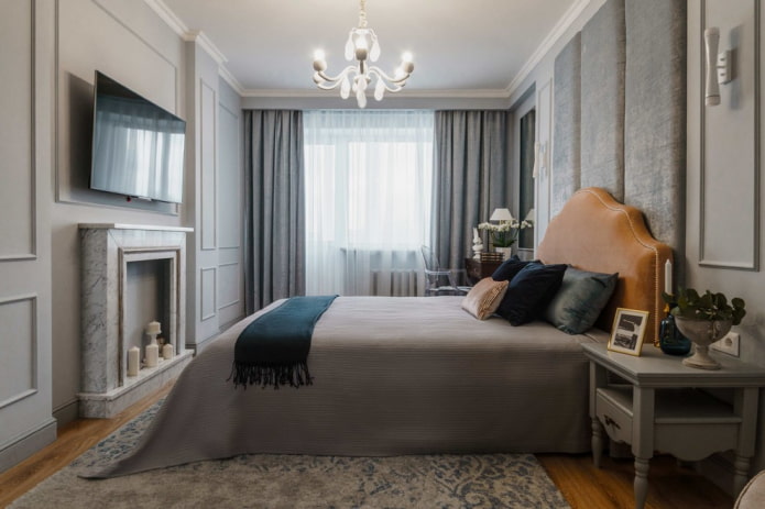 tv-paneel boven de open haard in het interieur van de slaapkamer