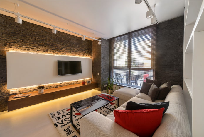 TV aan de muur met verlichting in de hal