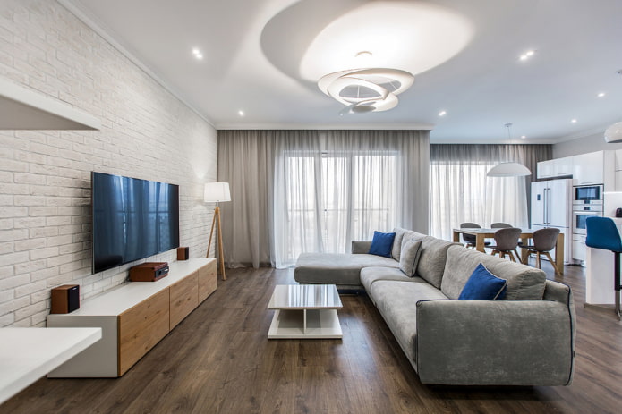 TV aan een bakstenen muur in het interieur van de hal