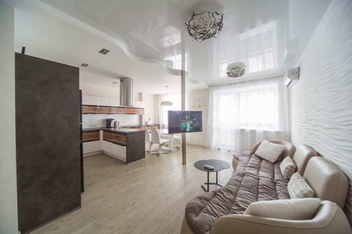 TV op een buis in het interieur van de woonkamer