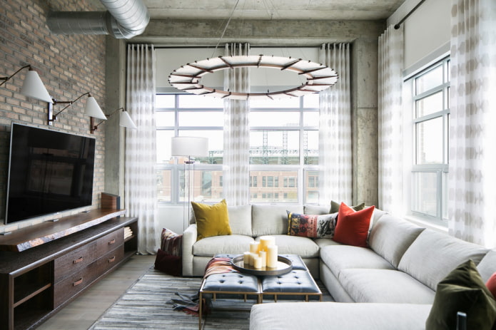 TV in het interieur van de woonkamer in loftstijl