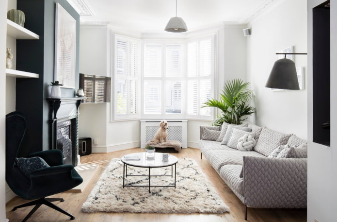 TV in de hoek van het woonkamerinterieur